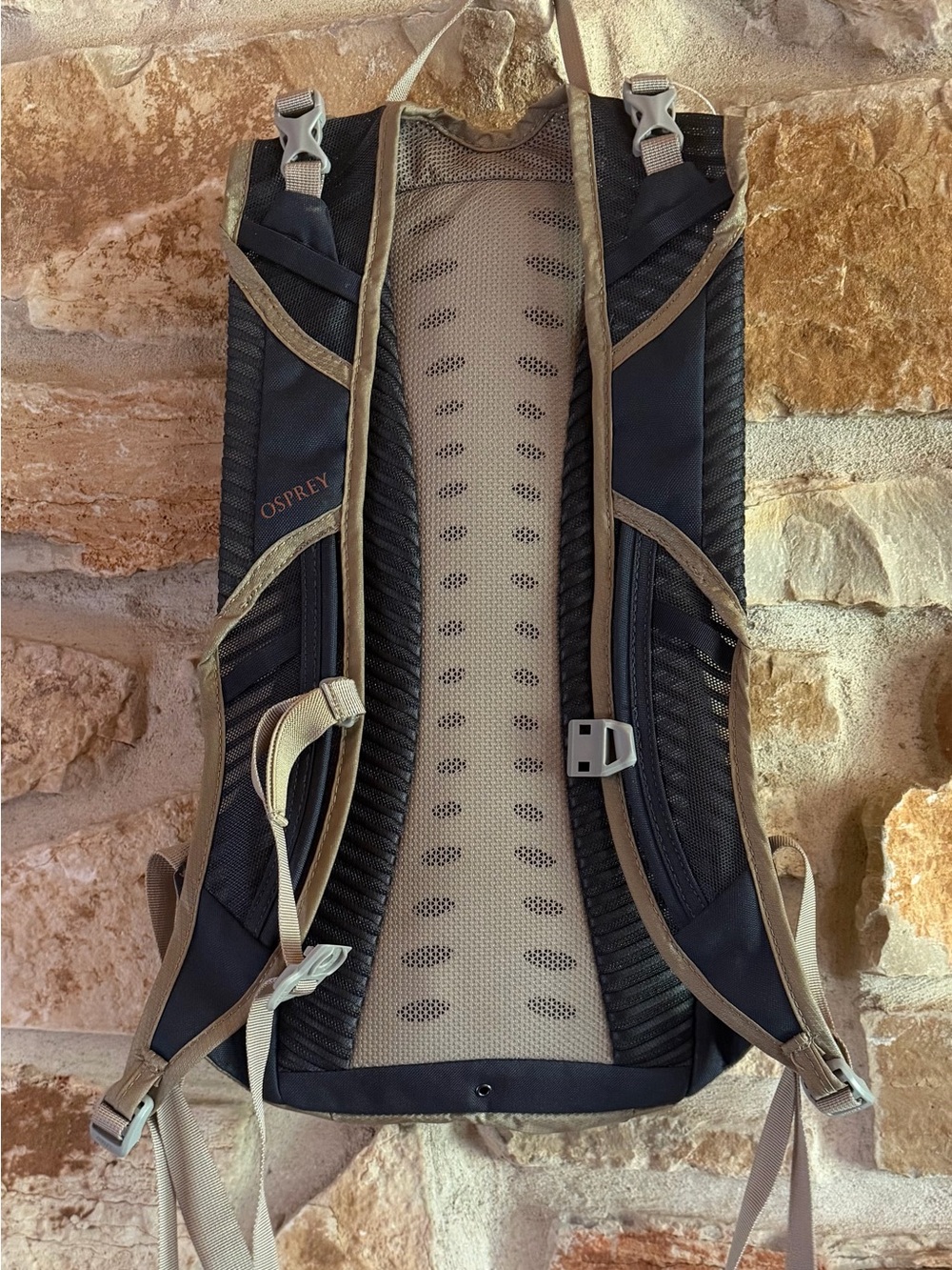 OSPREY Men’s Light Tan Hydration Daypack Backpack - Picture 2 of 12